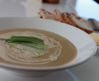 champignonsuppe med fløteskum og purre