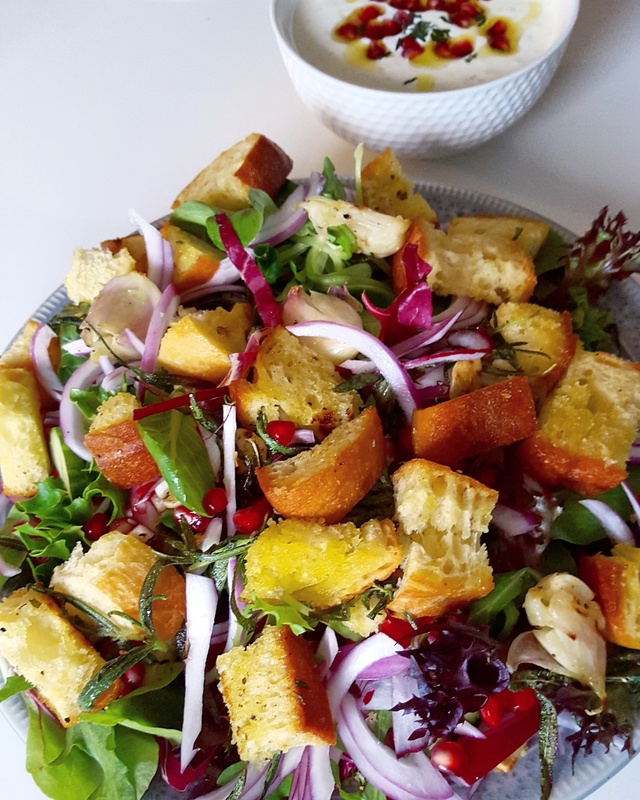 Salat med chrunchy hvitløk- og rosmarinkrutonger