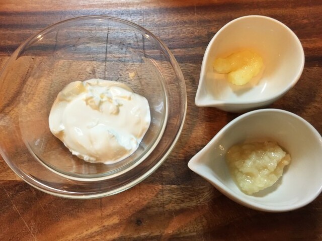 Enkle hasselback poteter med hvitløk yoghurtdressing