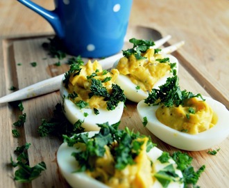 Djävulsägg med tapenade och grönkål (Deviled eggs)