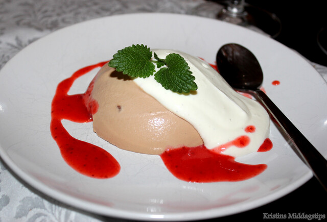 Sjokoladeparfait med vaniljekesam og syrlig jordbærsaus