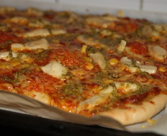 Kyllingpizza med pesto