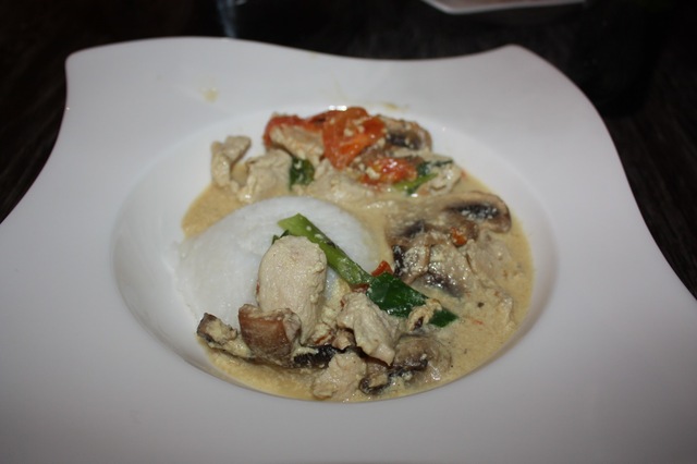 Thai inspirert rett med kylling, kokkos, ingefær, vårløk og karripasta.