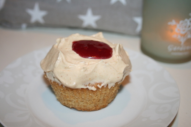 Martha  Stewart`s Peanøtt smør og jordbær syltetøy cupcakes