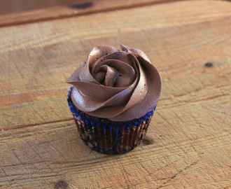 Sjokoladecupcakes med dark chocolate cream cheese frosting