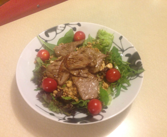 Lun biffsalat med cashewnøtter og hjemmelaget dressing