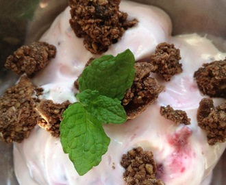 Luksusfrokost med gresk yoghurt, skogsbær og cacao crunch