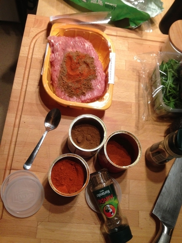 Middagstips: En deilig gresk middag med couscous, kjøttboller og fetasalat