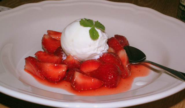 Limemarinerte jordbær med vaniljeis