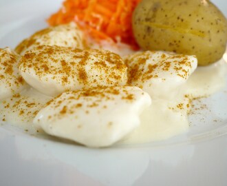 Fiskeboller i bechamel med gulrotsalat