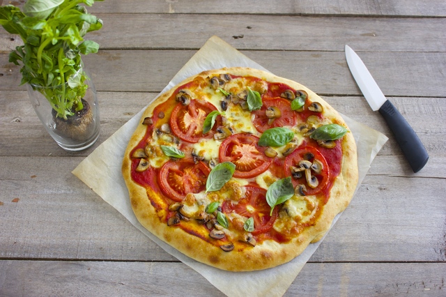 Pizzauke ep. 4: Enkel pizza med tomat, sopp og basilikum
