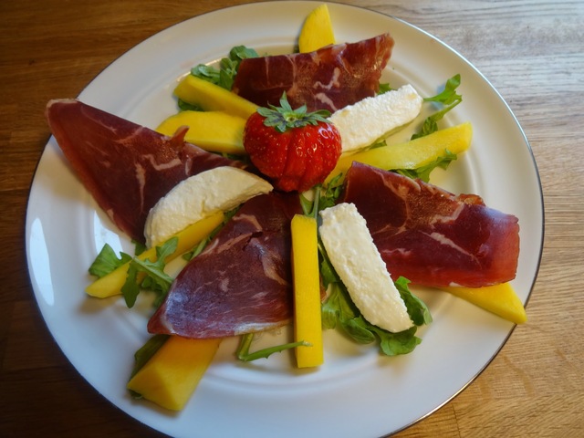 Salat med fenalår, mozzarella, mango og basilikumvinaigrette ✿