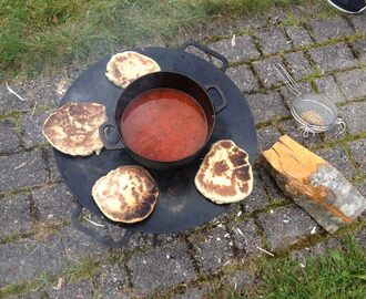 Himmelsk nan-brød på takke i selskap med lynrask tomatsuppe