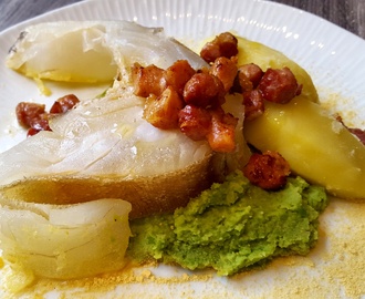 Klassisk lutefisk med ertepuré og bacon