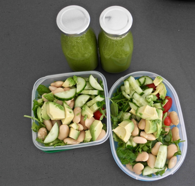 White bean salad and green juice – to go