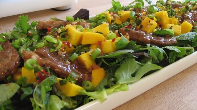 Salat med and og mango