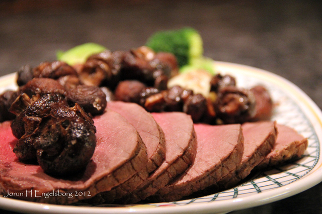 Langstekt elgstek med skogssopp  -  Elk roast with wild mushrooms