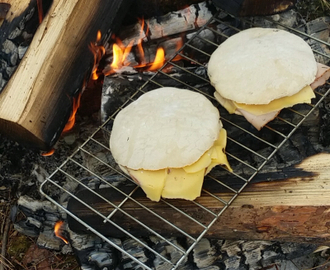 Lunsj på bålet