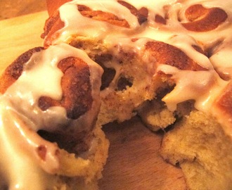 Nydelige cinnamon buns med fløte, sukker og kanel. Og litt om lavterskeltilbud.