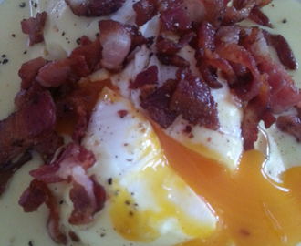 posjerte egg på brieost med hollandaise saus og bacon