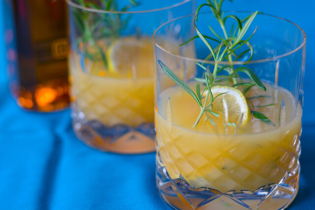 Eple og rosmarin whisky cocktail