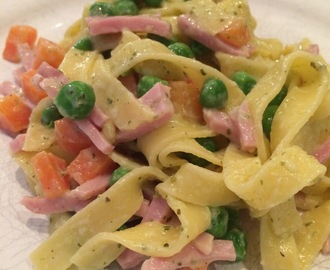 Pasta med skinke og grønnsaker.