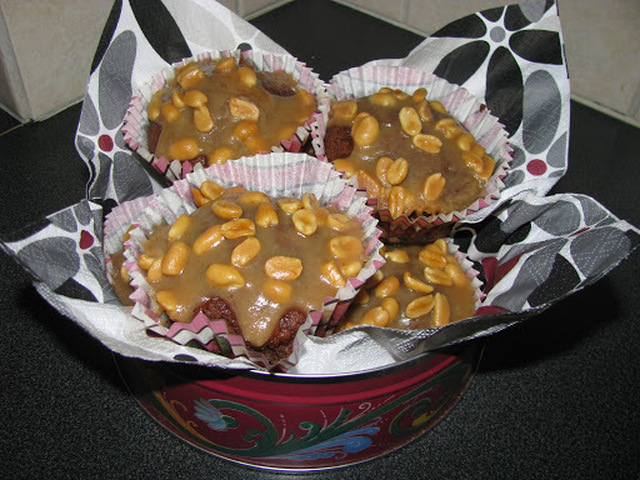 Baka veckans kaka - Choklad- & Vaniljmuffins med nöt- och kolatopping