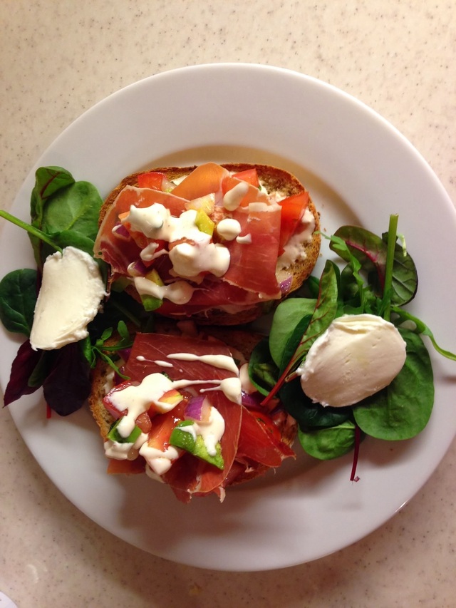 Bruschetta med tomatsalsa og serranoskinke