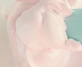 Pink meringues