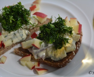 Rugbrød med eplesild og urtesalat