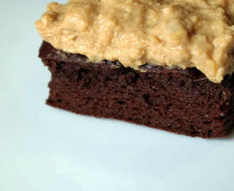 BROWNIE MED PEANØTTGLASUR