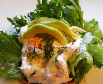 Hjemmelaget rekesalat, servert på smørbrød med avokado ♫