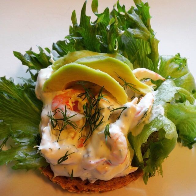 Hjemmelaget rekesalat, servert på smørbrød med avokado ♫