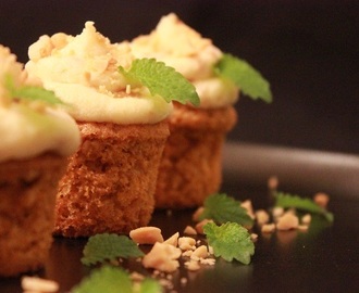 Gulrotmuffins med peanøtter toppet med krem fylt med brunost