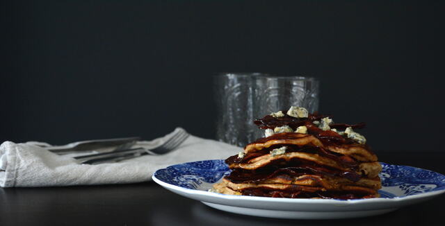 Grove pannekaker med blåmugg, bacon og lønnesirup