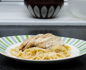 Linguine alfredo med pannestekt kylling