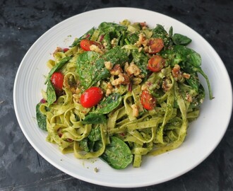 Tagliatelle med pesto og cherrytomat