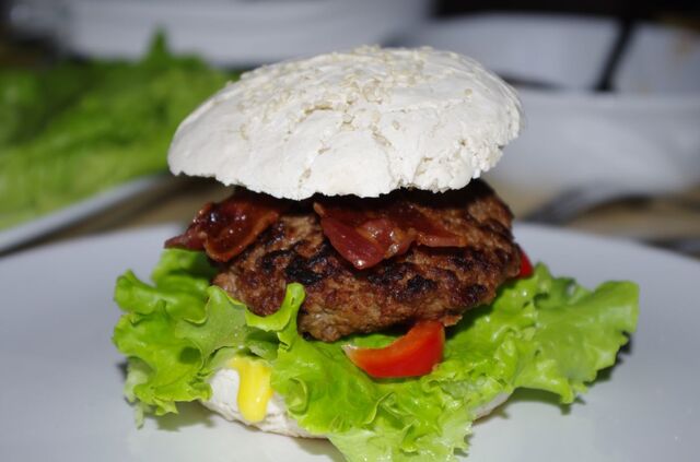 Hjemmelagde chiliburgere med bacon og glutenfrie hamburgerbrød