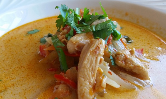 THAI KYLLINGSUPPE MED RØD CURRY