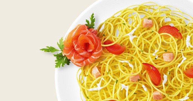 Capellini med tomat, fersk laks og ricotta