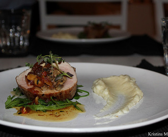 Fylt indrefilet av svin med selleripuré, saltkokt løk, sautert ruccola og soyasjy med mandler