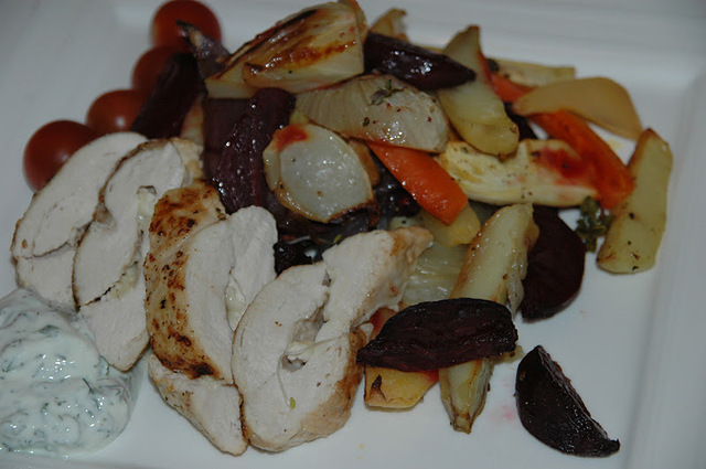 Ostefylte kyllingfileter med bakte rotgrønnsaker og urtedressing