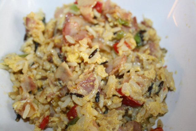 Steikt ris med bacon og egg