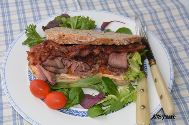Sandwich med roastbeef og chilihonningmajones