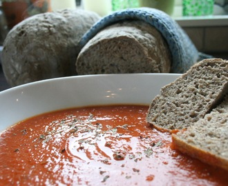 Hjemmelaget Tomatsuppe med ferskt grovbrød