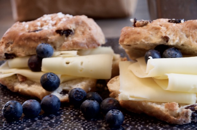 Scones med valnøtter og rosiner