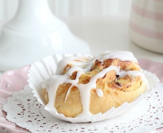 Apple & Vanilla  Sweet rolls with a hint of Cinnamon