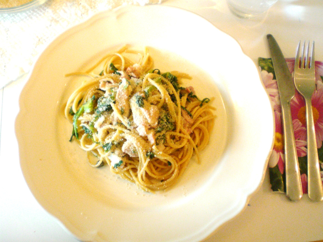 Dagens middagstips er spagetti med grønnkål og kylling.