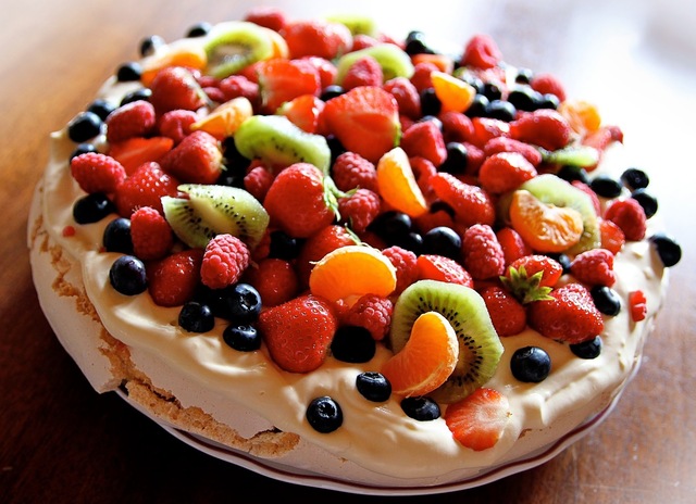 Pavlova …Festkake med friske bær