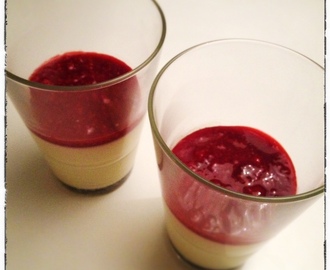 Vanilje panna cotta med bringebærsaus